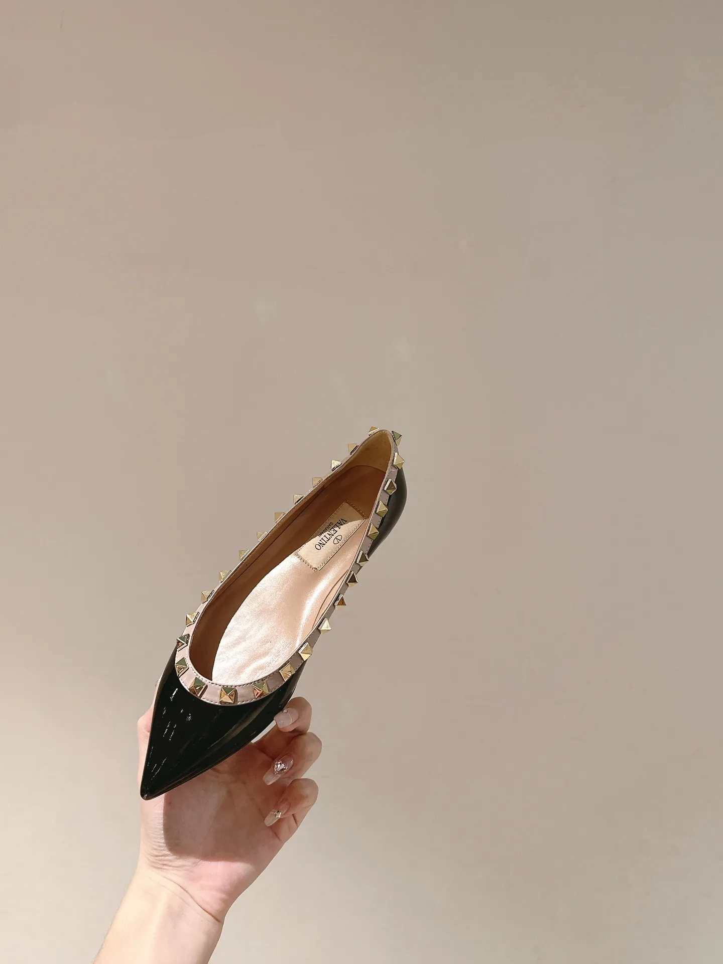👟👟Ex-factory price 520👟👟 | ²⁰²4 𝐬𝐬 🤍🤎 Versatile series for all seasons! Is your shoe cabinet missing a pair? ! 🔥 The entire VALENTINO series is produced by Taiwan-funded factories! Getting in and out of the counter is stress-free! ROCKSTUD Valentino studded patent leather ballet flats ONE STUD retro craft pyramid large rivet buckle flats/high heels Smooth shoe lines and awesome version Comfortable upper foot. Increases height. Looks slimmer. Elongates leg lines Imported mirrored calfskin/cow patent leather/high-density silk material Lambskin lining Italian high-density genuine leather outsole Size35-39 (40/41/42 can be customized) Heel height: flat ♺Synchronized gift box💝packaging at the counter!
